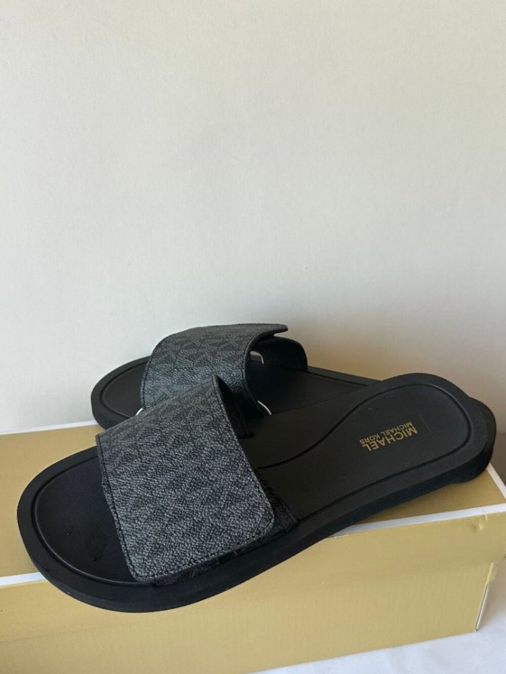 NIB Michael Kors Wade  MK Signature Logo Slide Sandals  Size 10